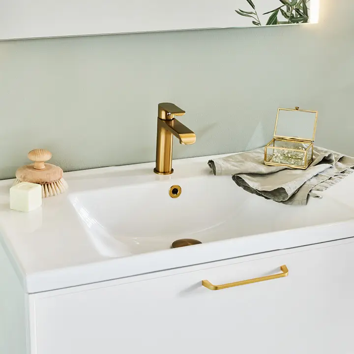 Noro Attract washbasin with brass details