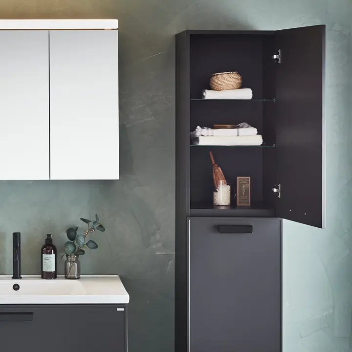 High cabinets with lots of space